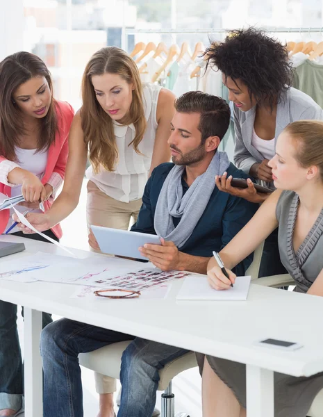 Empresario con colegas discutiendo en el cargo — Foto de Stock