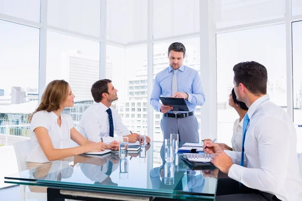 Leidinggevenden zitten rond de conferentietafel — Stockfoto