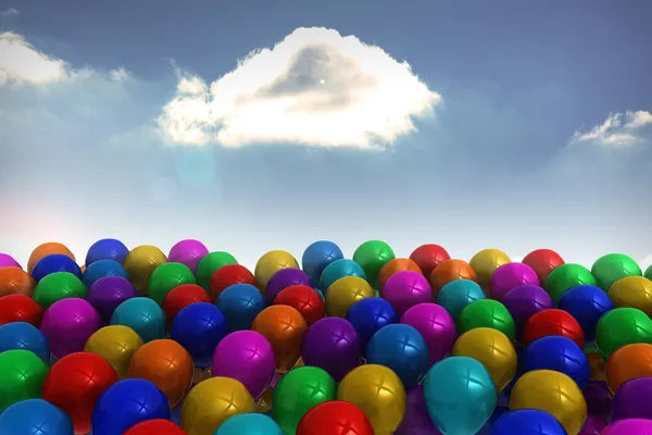 Många färgglada ballonger himmel bakgrund — Stockfoto