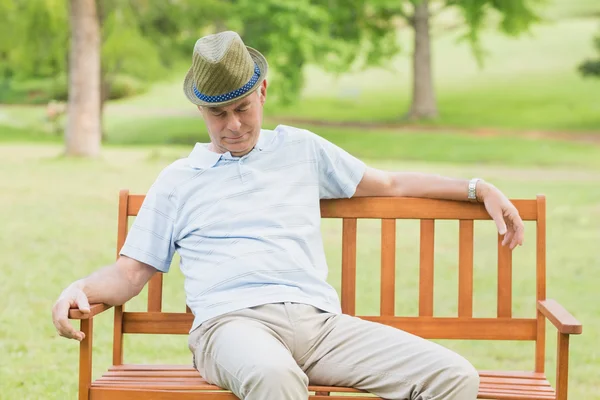 Ontspannen senior man op de Bank in het park — Stockfoto