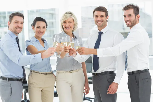 Zespół biznesu toasting z szampanem w biurze — Zdjęcie stockowe