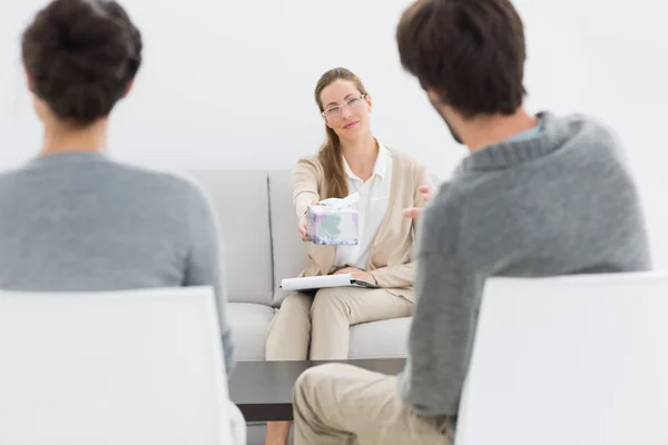 Vrouwelijke financieel adviseur in vergadering met paar — Stockfoto