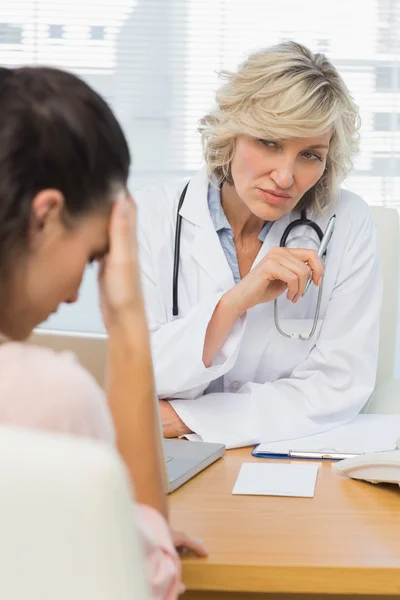 Ärztin hört Patientin konzentriert zu — Stockfoto