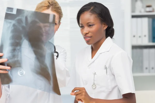 Alegre médico y enfermera mirando rayos X juntos —  Fotos de Stock