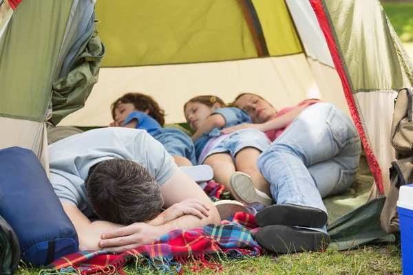 Семья спит в палатке в парке — стоковое фото