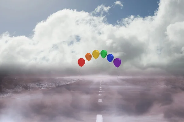 Ballonnen boven een weg — Stockfoto