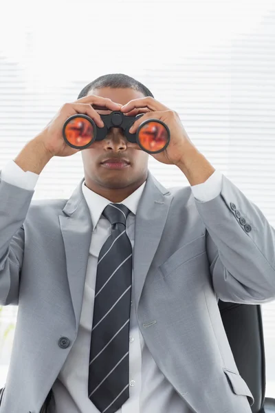 Seriöser Geschäftsmann schaut durchs Fernglas — Stockfoto