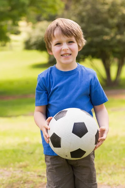 Sorrindo menino segurando bola no parque — Fotografia de Stock