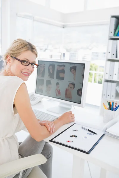 Seitenansicht Porträt einer weiblichen Bildbearbeiterin, die am Computer arbeitet — Stockfoto