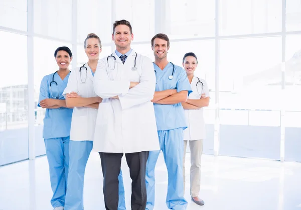 Retrato de grupo feliz seguro de los médicos — Foto de Stock