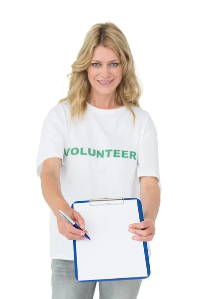 Retrato de una joven voluntaria sonriente sosteniendo el portapapeles — Foto de Stock