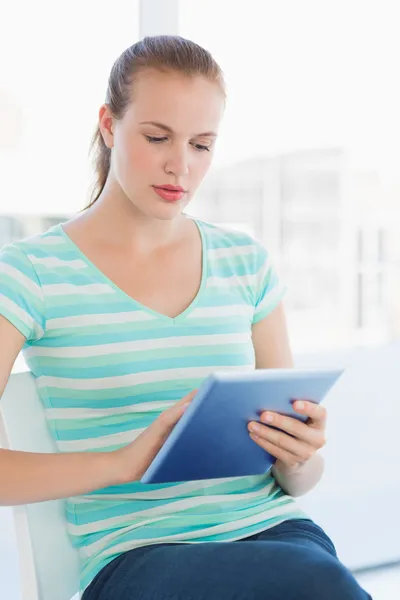 Mulher Casual Jovem Bonita usando Tablet Digital — Fotografia de Stock