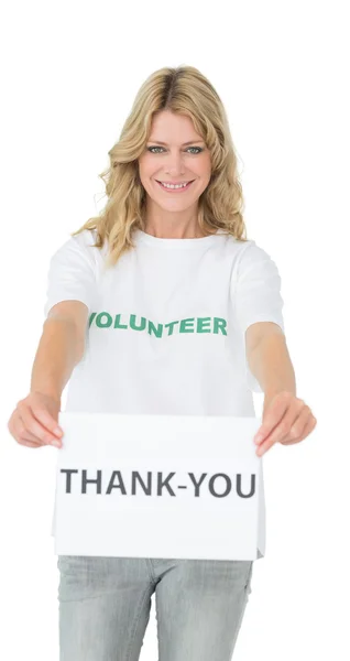 Lachende jonge vrouwelijke vrijwilligers bedrijf 'thank you' papier — Stockfoto