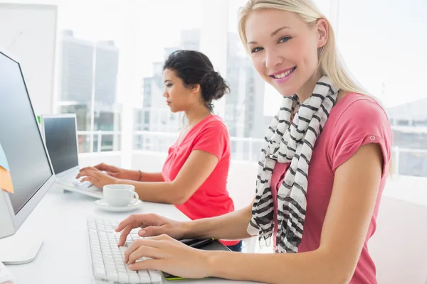 Casual unga kvinnor använder datorer i office — Stockfoto