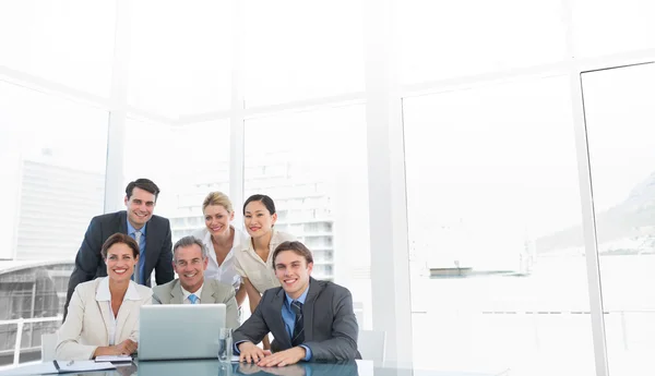 Compañeros de negocios con portátil en el escritorio de oficina — Foto de Stock