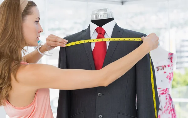 여성 패션 디자이너 마네킹에 옷을 측정 — 스톡 사진