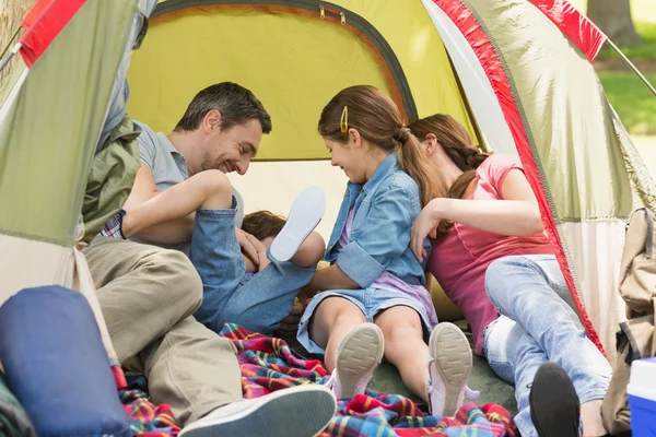 Familjen sitter i tältet på park — Stockfoto