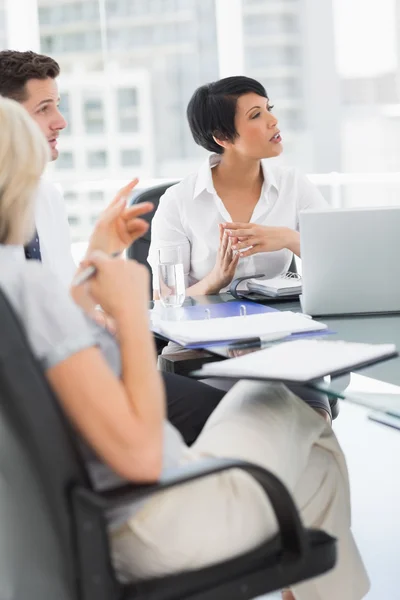 Goed geklede zakenmensen in gesprek op kantoor — Stockfoto