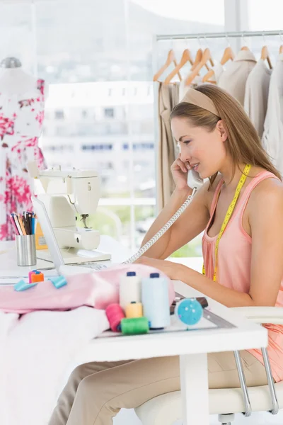 Diseñadora de moda femenina joven usando el teléfono — Foto de Stock