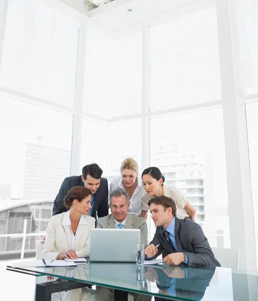 Collega's met laptop aan balie — Stockfoto