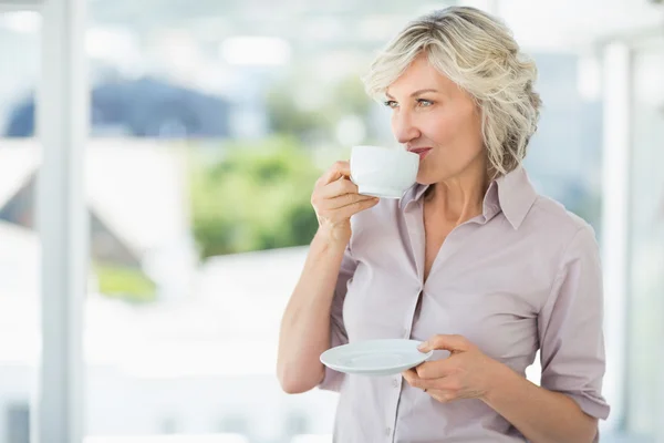 Uśmiechający się piękna kobieta picia herbaty — Zdjęcie stockowe