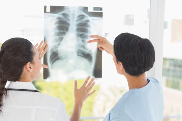 Vista trasera de dos doctores examinando rayos X — Foto de Stock