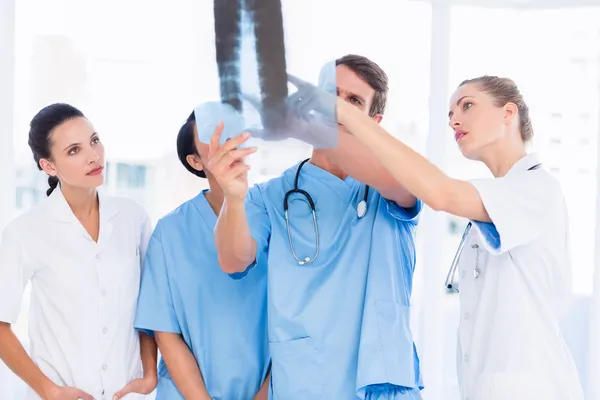 Grupo de médicos e cirurgiões que examinam raios-X — Fotografia de Stock