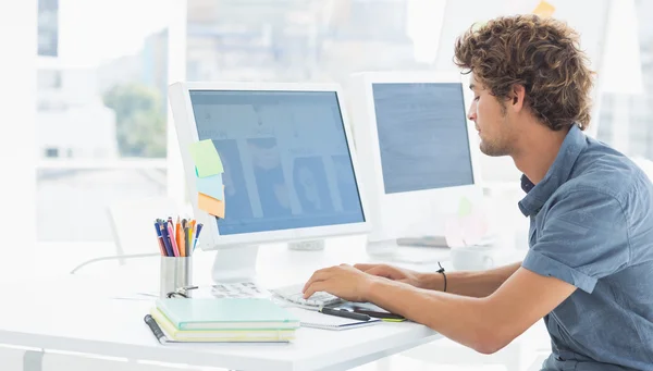 Casual jovem usando computador no escritório — Fotografia de Stock