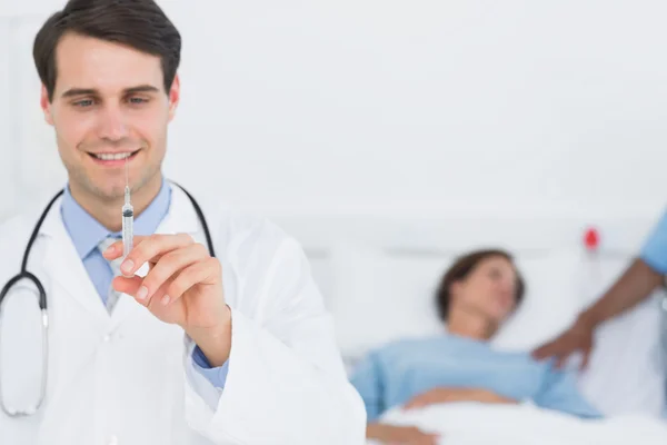 Manliga läkare innehar en injektion på sjukhuset — Stockfoto
