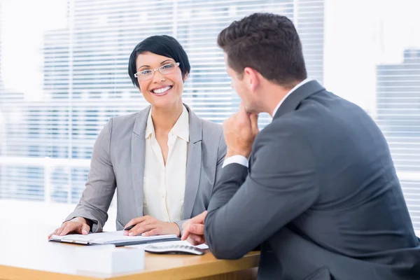 Netjes gekleed collega's in zakelijke bijeenkomst — Stockfoto