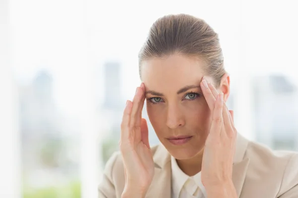 Nahaufnahme Porträt einer jungen Geschäftsfrau mit Kopfschmerzen — Stockfoto