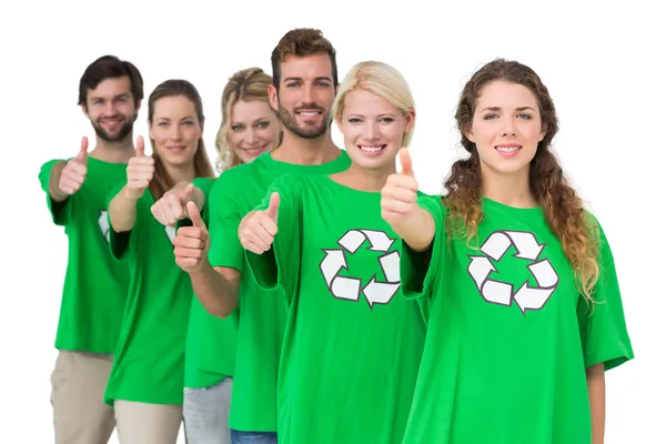 Pessoas em t-shirts símbolo de reciclagem gesticular polegares para cima — Fotografia de Stock