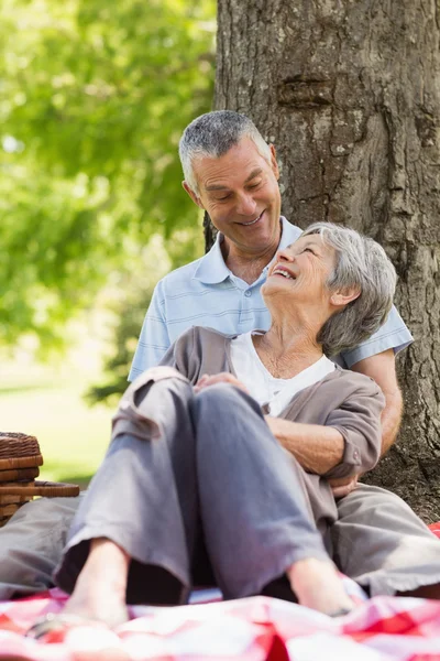 Glad avslappnad senior paret sitter på park — Stockfoto
