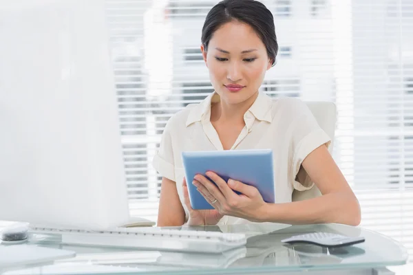 Geschäftsfrau nutzt digitales Tablet am Schreibtisch — Stockfoto