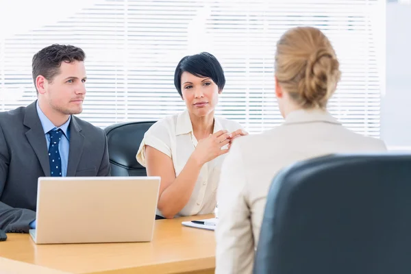 Rekryterare kontrollera kandidaten under anställningsintervju — Stockfoto