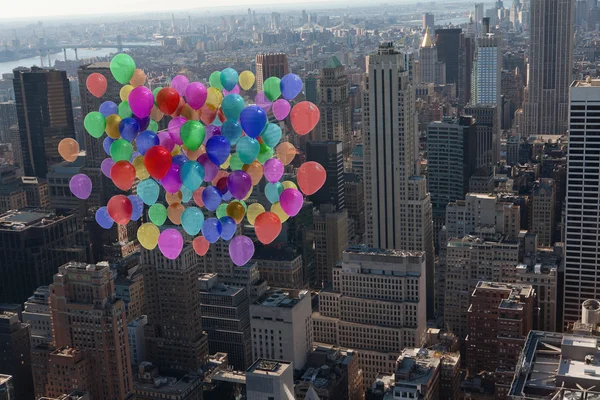 Sok színes léggömbök a város felett — Stock Fotó