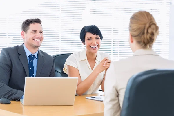 Reclutadores revisando al candidato durante entrevista de trabajo — Foto de Stock