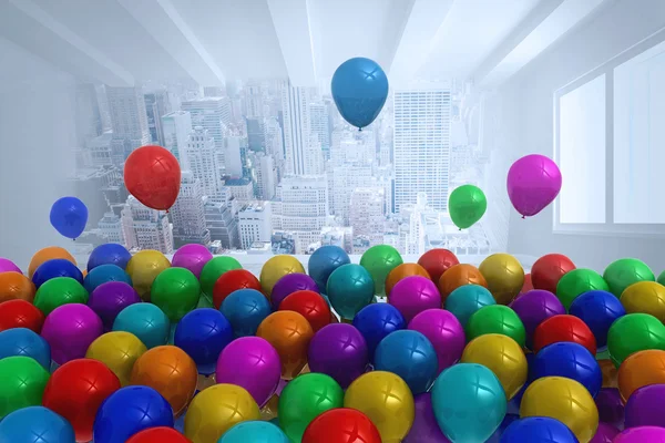 De nombreux ballons colorés dans la chambre avec la scène de la ville — Photo