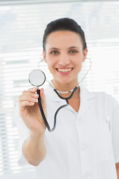 Retrato de uma médica com estetoscópio — Fotografia de Stock