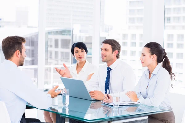 Recrutadores verificando o candidato durante a entrevista de emprego — Fotografia de Stock