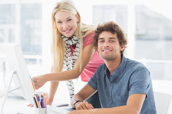 Pareja casual usando el ordenador en la oficina brillante —  Fotos de Stock