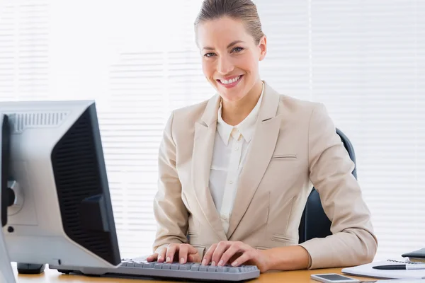 Empresária usando computador na mesa de escritório — Fotografia de Stock