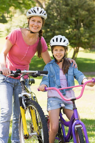 Kvinna med dottern ridning cyklar — Stockfoto