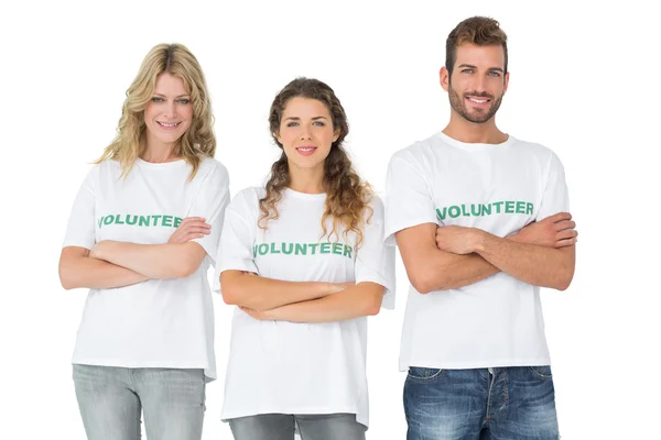 Portret trzech szczęśliwy wolontariusze stojący z rękami skrzyżowanymi — Zdjęcie stockowe