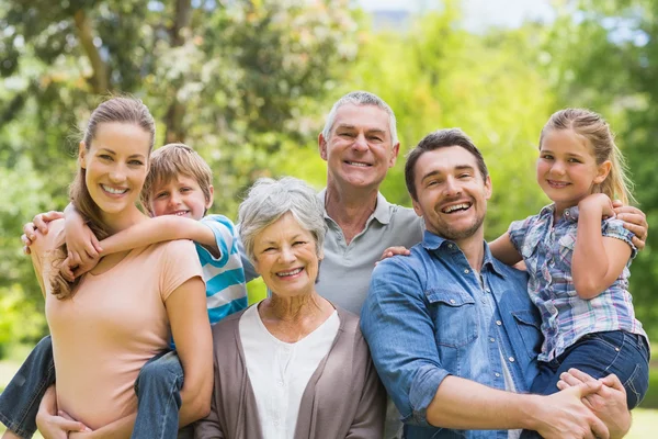 Portret van een familie in het park — Stockfoto