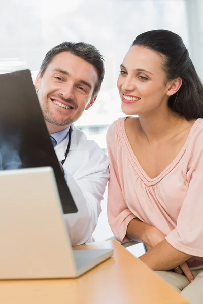 Male doctor explaining x-ray report to patient — Stock Photo, Image