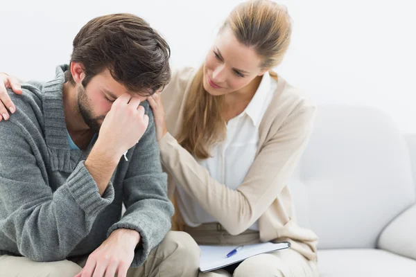 Hombre en reunión con un asesor financiero — Foto de Stock