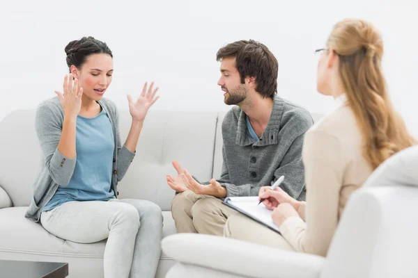 Paar in gesprek met een financieel adviseur — Stockfoto