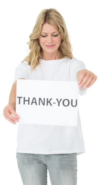 Voluntaria sonriente sosteniendo papel de agradecimiento — Foto de Stock