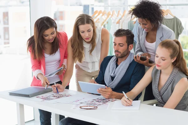 Empresario con colegas discutiendo en el cargo — Foto de Stock